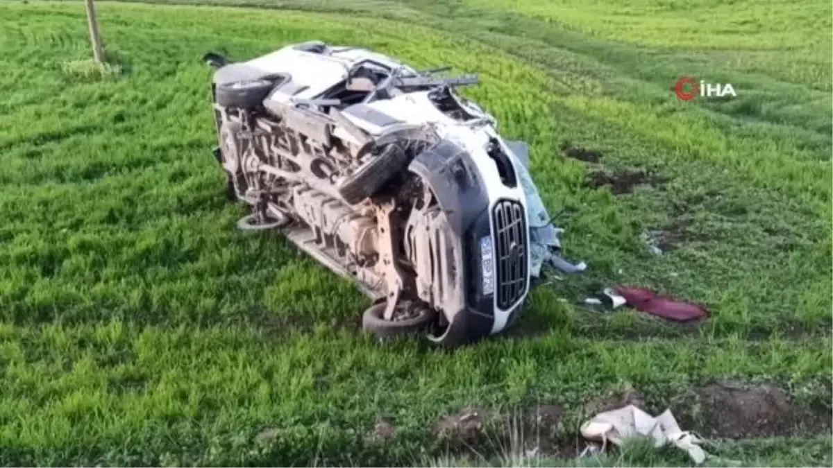 Lastiği patlayan araç şarampole uçtu