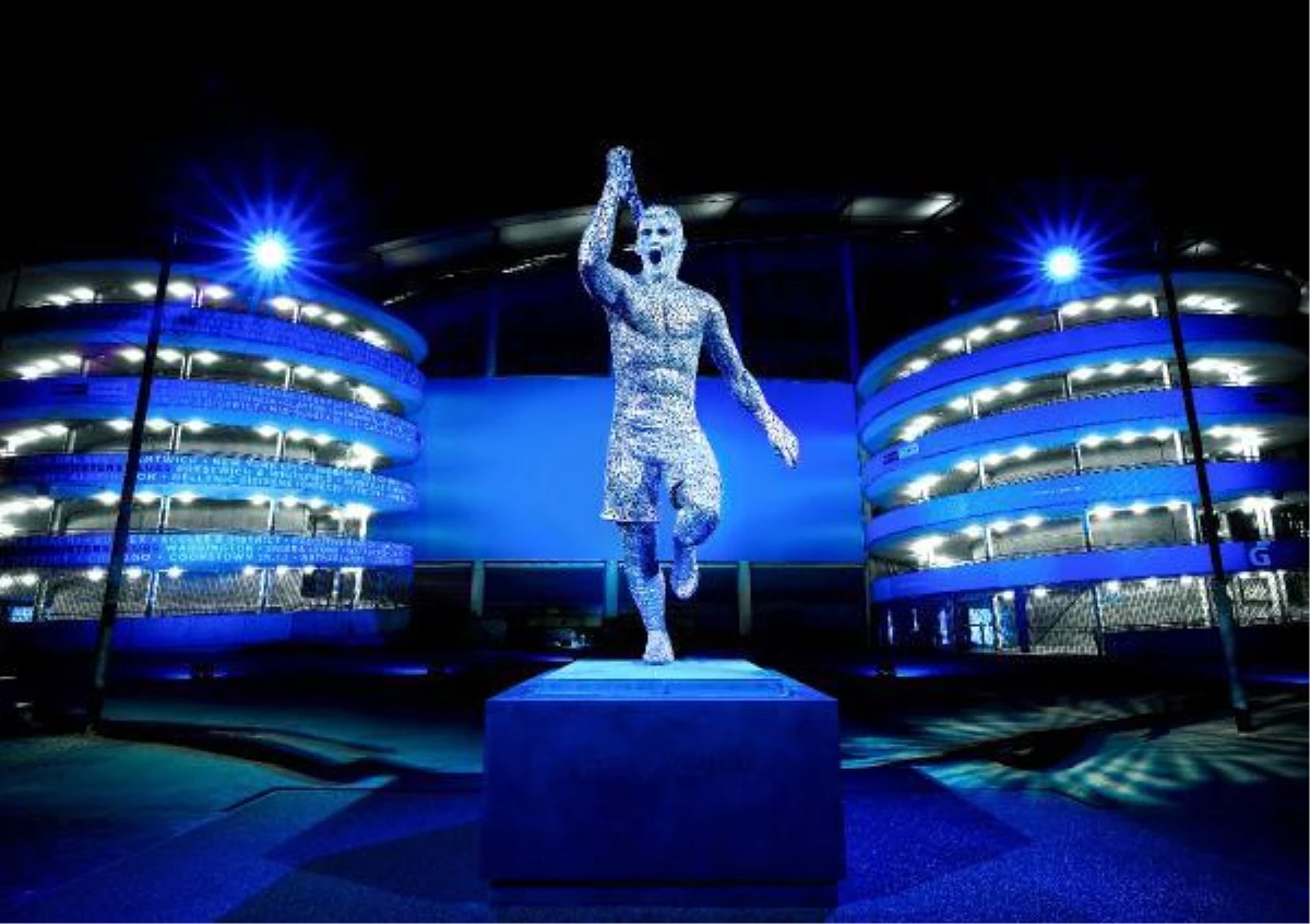 Manchester City, Agüero\'nun heykelini dikti