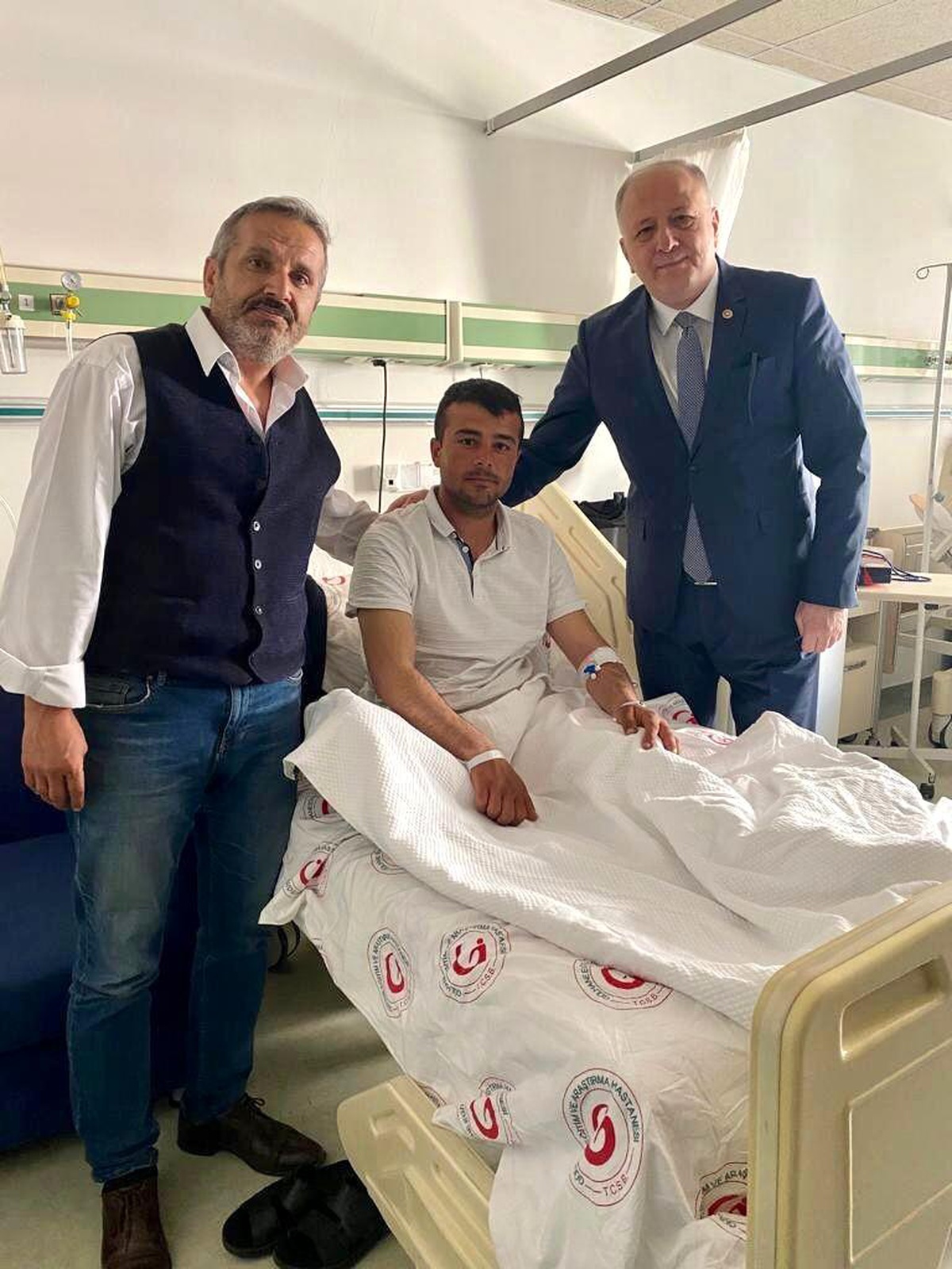 Milletvekili Koçer\'den Pençe Kilit gazisine hastanede ziyaret