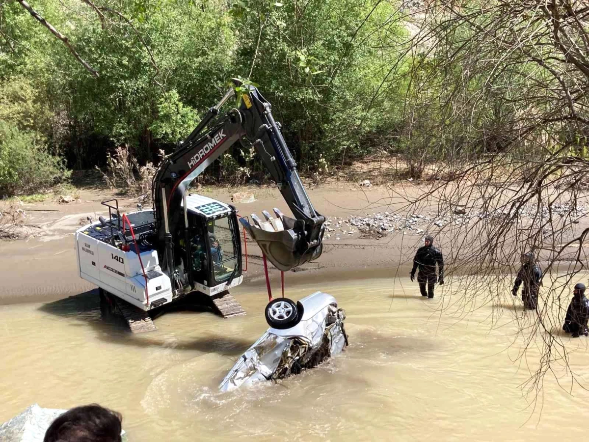 Nehirde kaybolan otomobile ulaşıldı, kayıp şahıs aranıyor