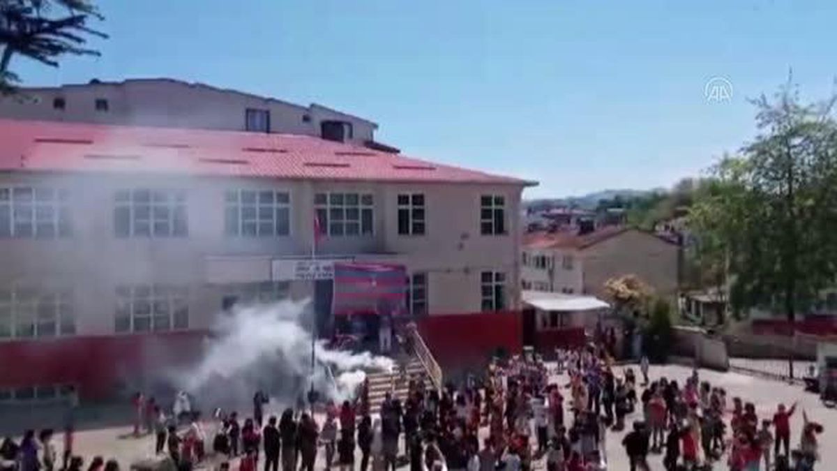 Öğrenciler Trabzonspor'un şampiyonluğunu coşkuyla kutladı