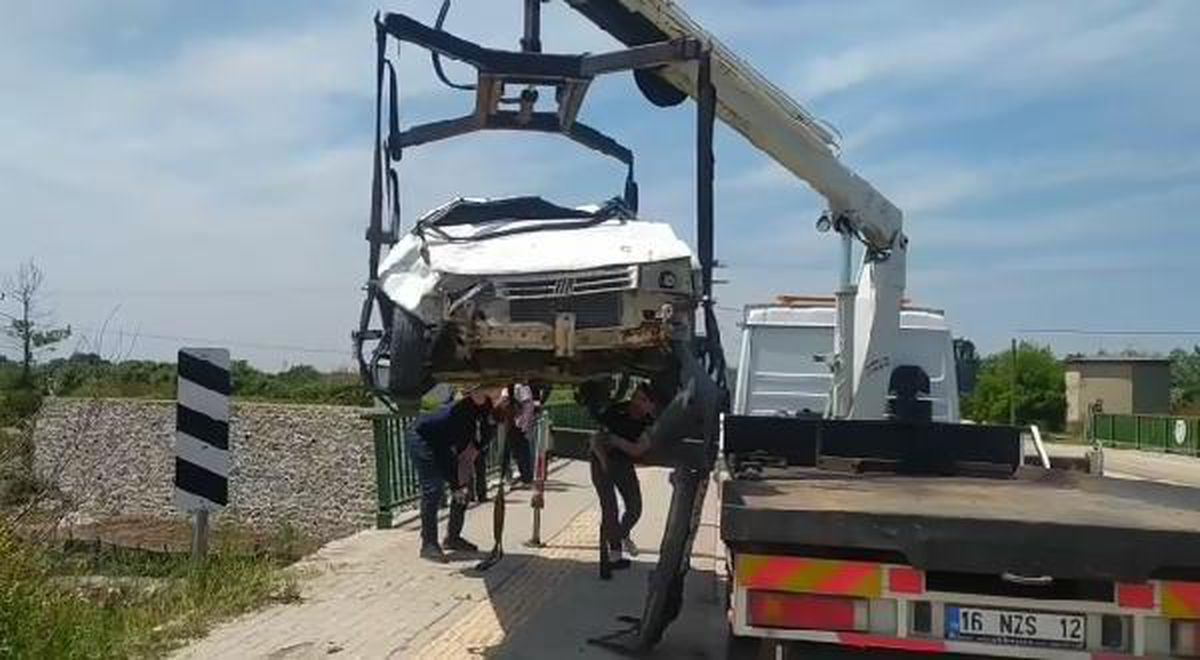 Son dakika gündem: OTOMOBİL, NİLÜFER ÇAYI'NA DÜŞTÜ: 2 YARALI