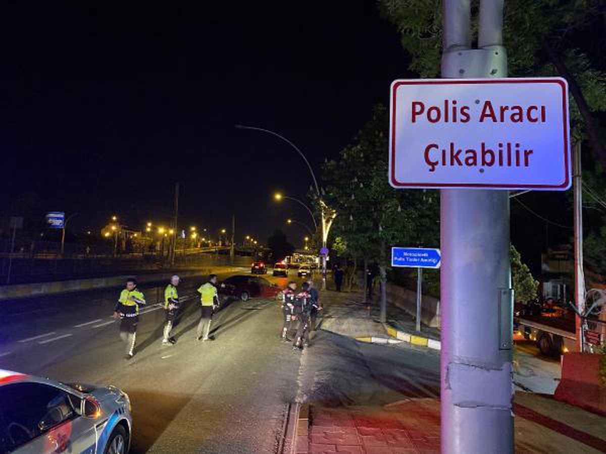 \'POLİS ARACI ÇIKABİLİR\' TABELASININ ALTINDA OTOMOBİL İLE MOTOSİKLETLİ POLİS KAZA YAPTI 1 POLİS YARALI