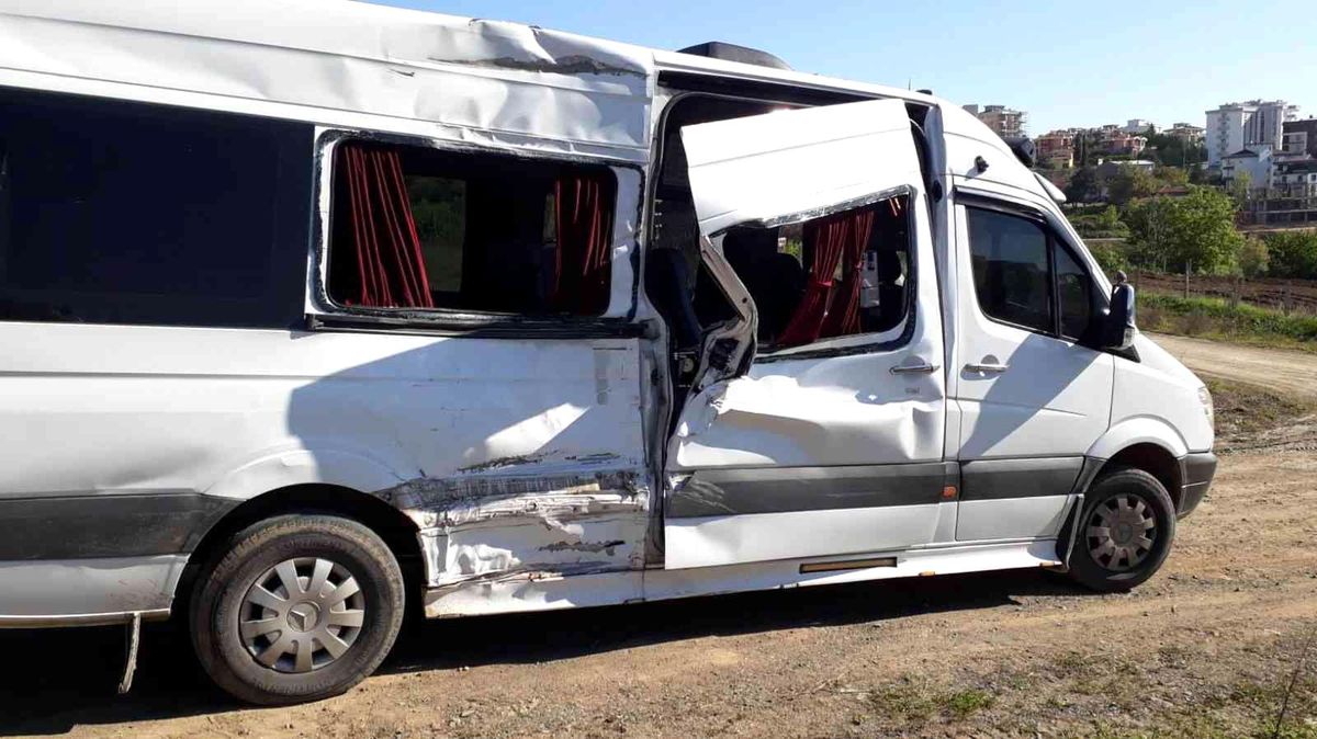 Samsun\'da öğrencisi servisi işçi servisi ile çarpıştı: 2 öğrenci yaralı