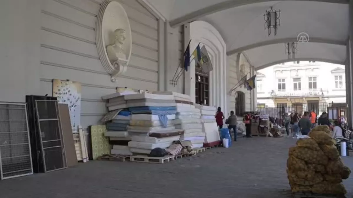 Sanat merkezini yardım paketleriyle doldurdular