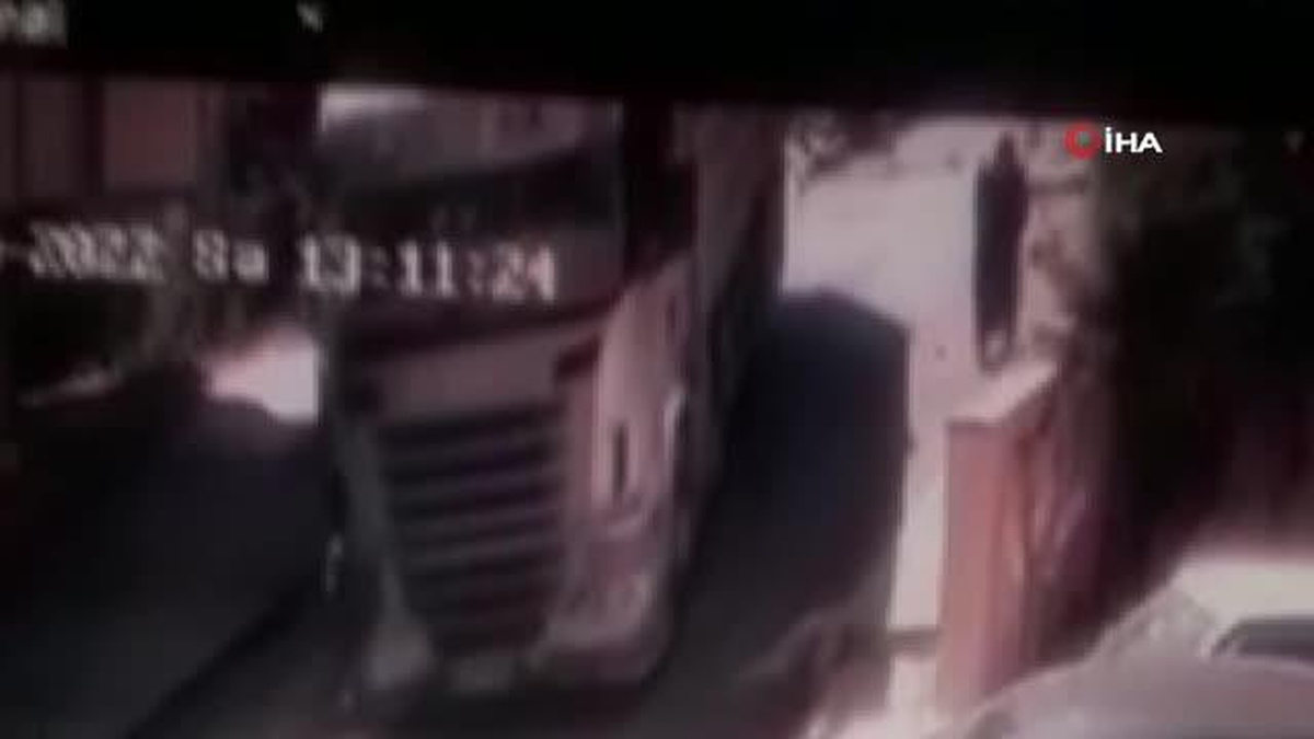 Sancaktepe\'de tır elektrik direğini devirdi, anne ve çocukları böyle kurtuldu
