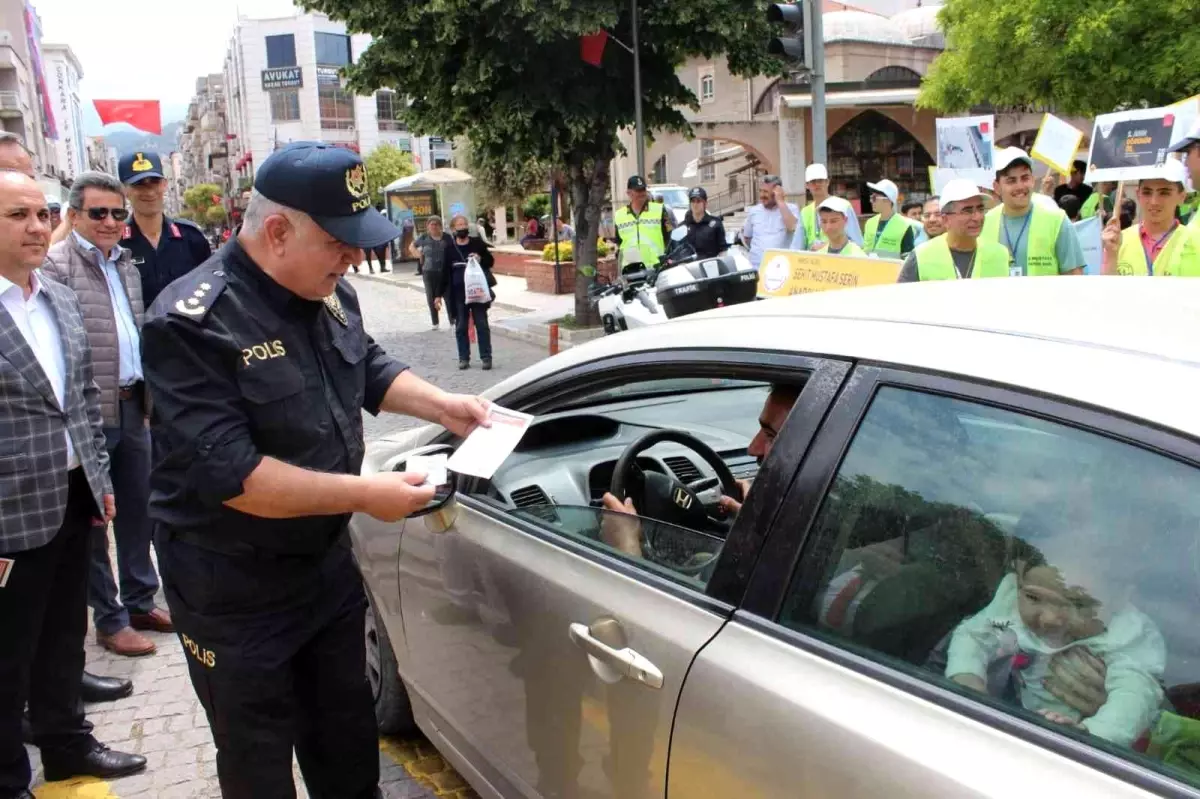 Sürücülere uyarıcı broşür, çocuklara kırmızı düdük dağıtıldı