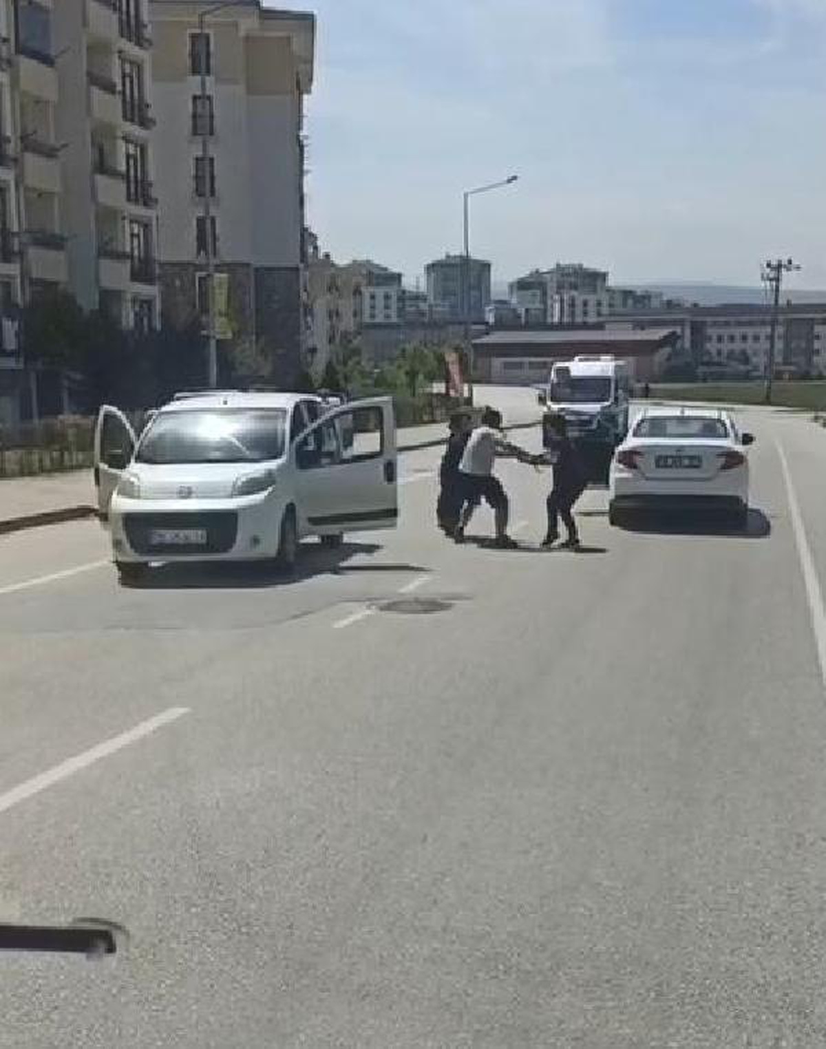 TEKME VE YUMRUKLU \'YOL VERME KAVGASI\' KAMERADA