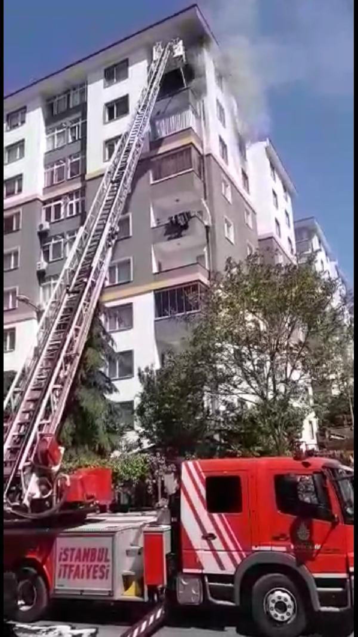 Ümraniye\'de 8 katlı binada yangın