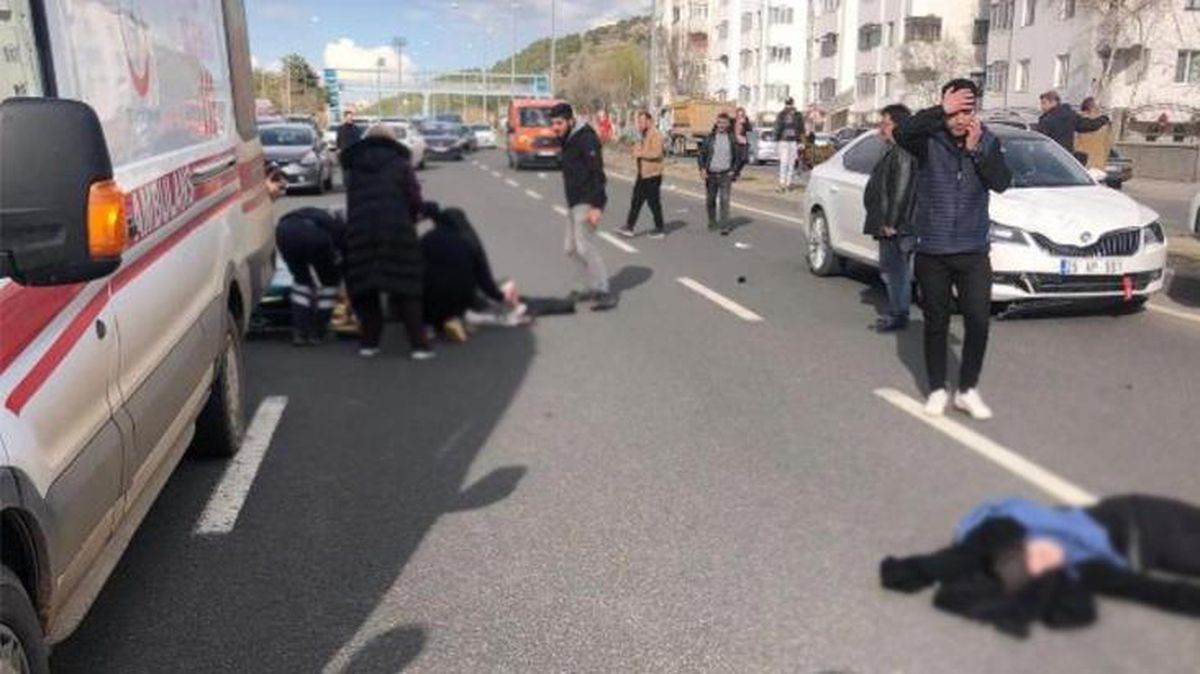 ÜST GEÇİDİ KULLANMAYAN 2 ÜNİVERSİTELİ, OTOMOBİLİN ÇARPMASIYLA AĞIR YARALANDI