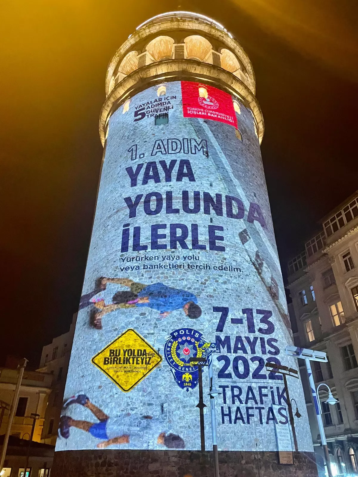 "Yayalar için 5 Adımda Güvenli Trafik" görselleri Galata Kulesi\'ne yansıtıldı