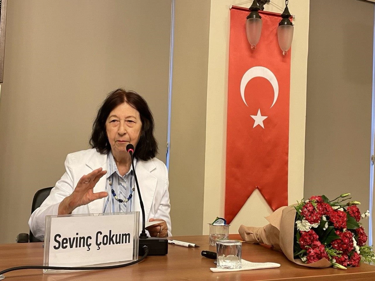 Yazar Sevinç Çokum, Türk Edebiyat Vakfı\'nda okurlarıyla bir araya geldi