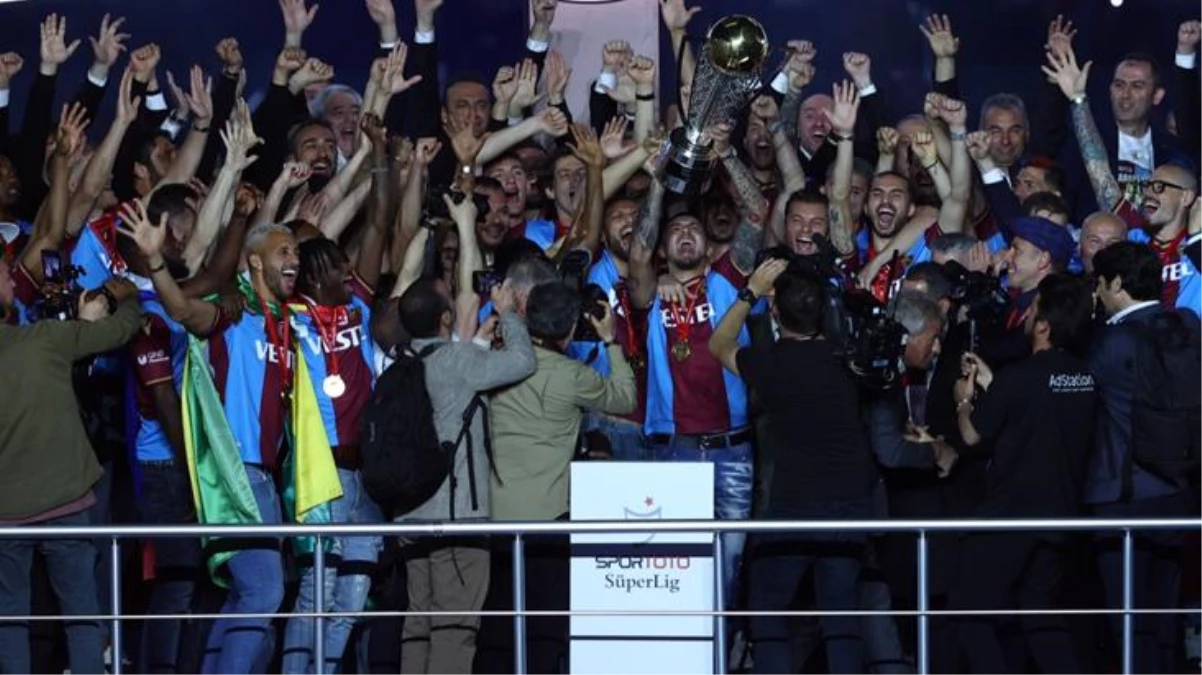 Trabzon\'da görkemli tören! Şampiyonluk kupası futbolcuların ellerinde göğe yükseldi