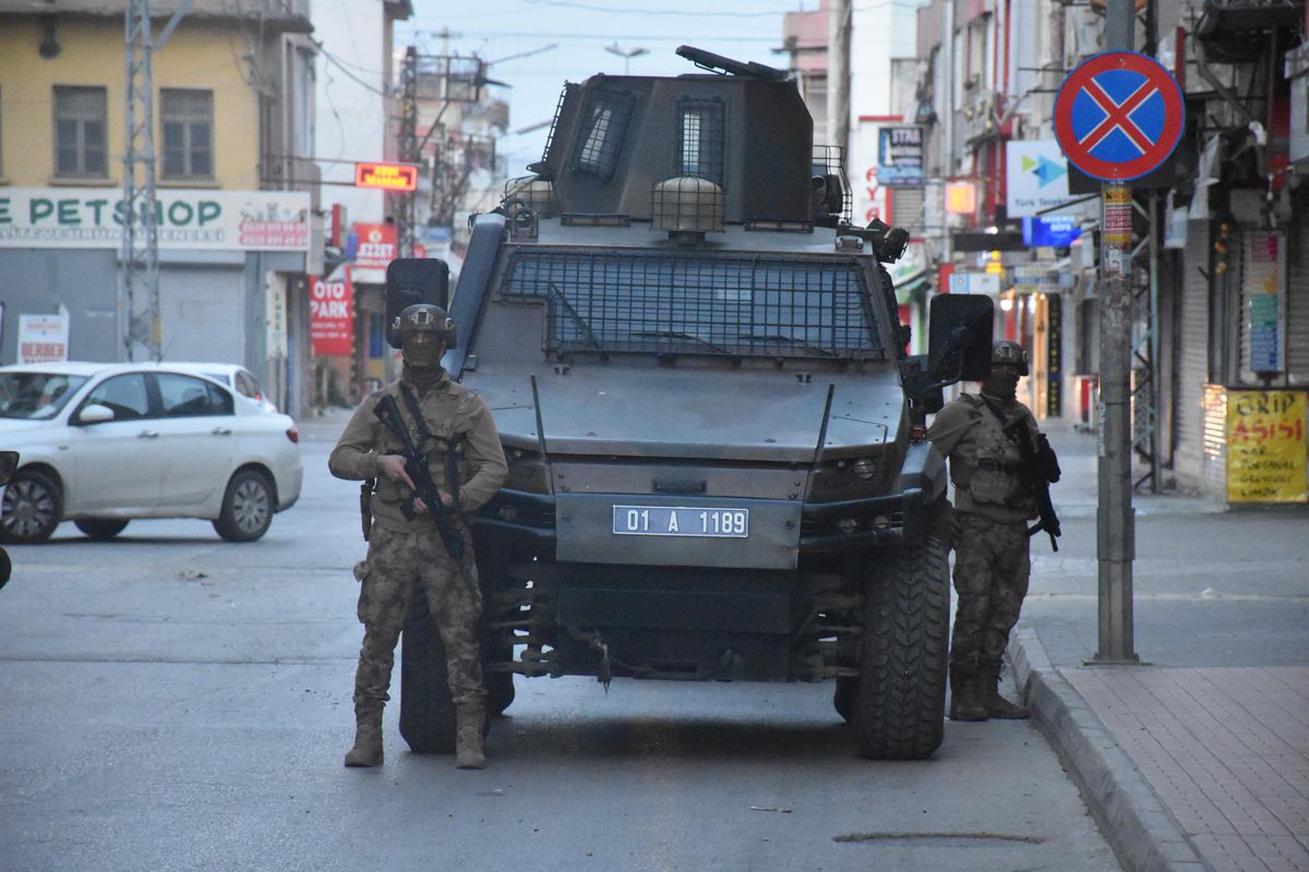 Adana\'da suç örgütü operasyonunda 30 şüpheli gözaltına alındı