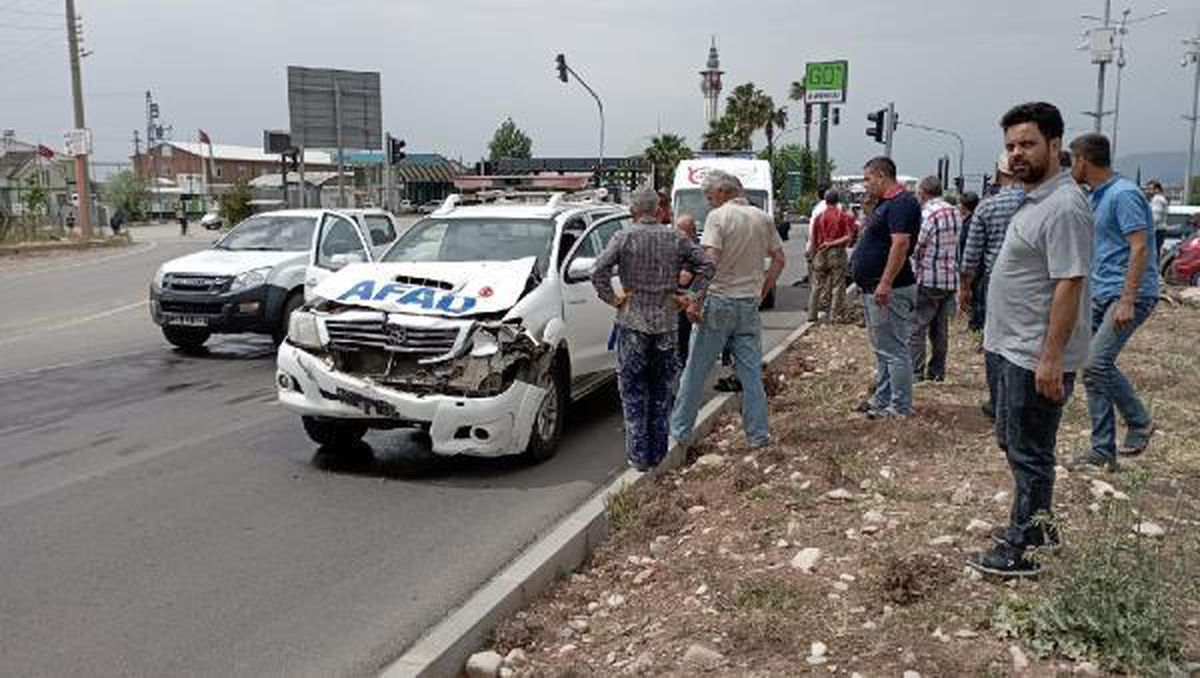 AFAD aracıyla çarpışan motosikletteki 2 kişi yaralandı