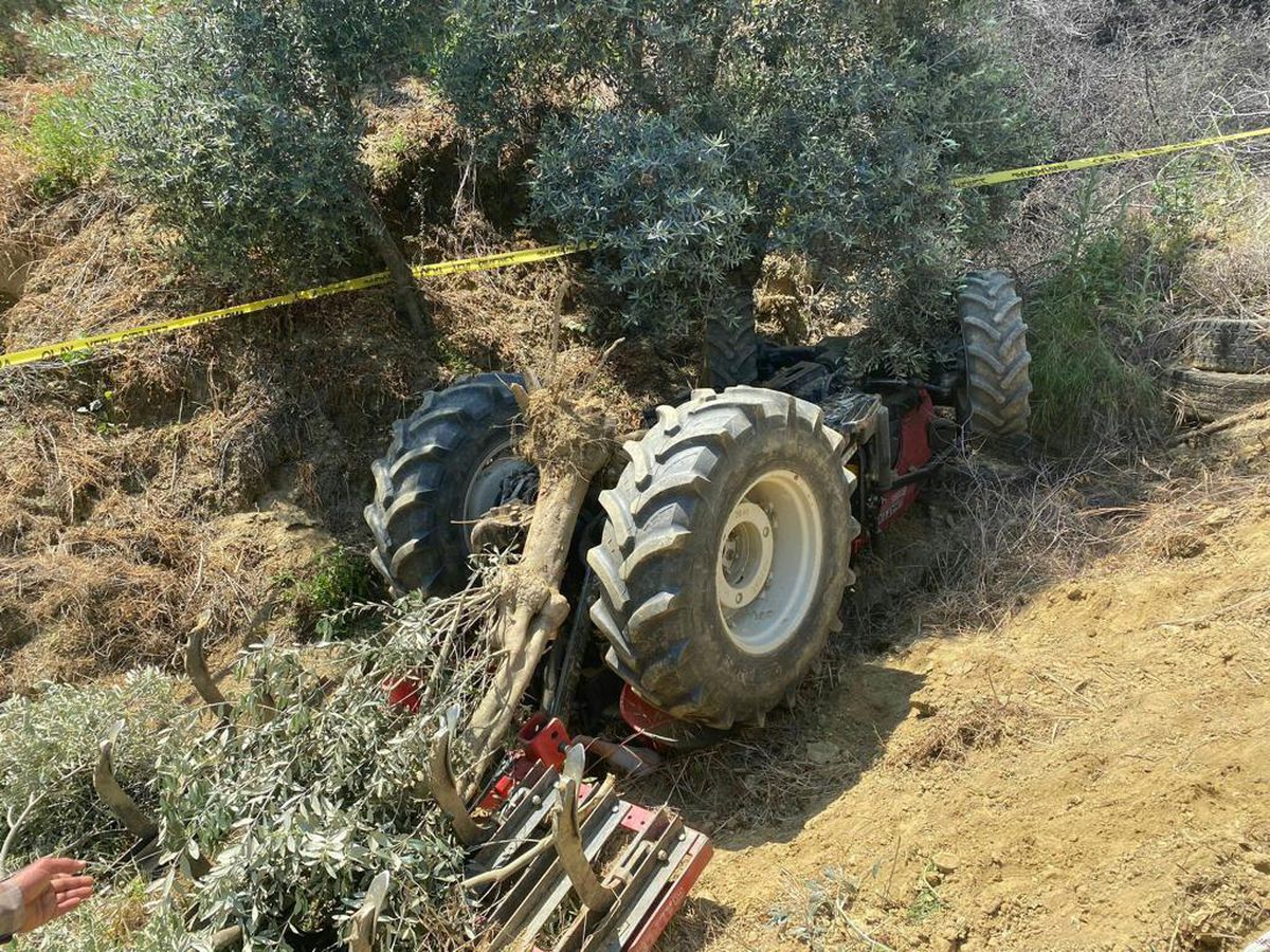 Aydın\'da devrilen traktörün altında kalan sürücü öldü