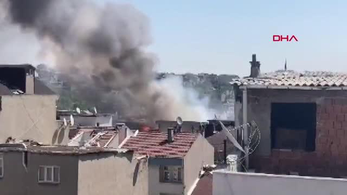 BAĞCILAR\'DA ÇATI YANGINI AKTÜEL