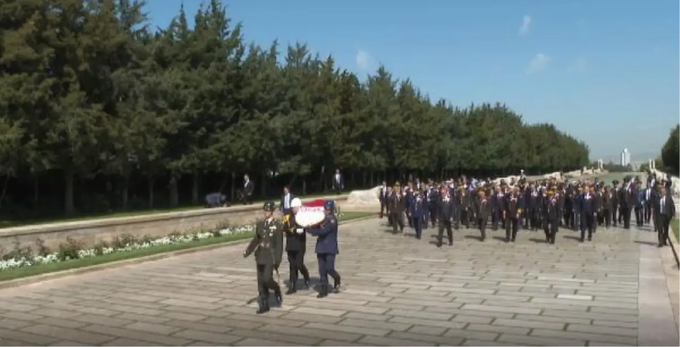 Bakan Akar, beraberindeki TSK komuta kademesi ile OYAK Genel Kurulu\'na katıldı