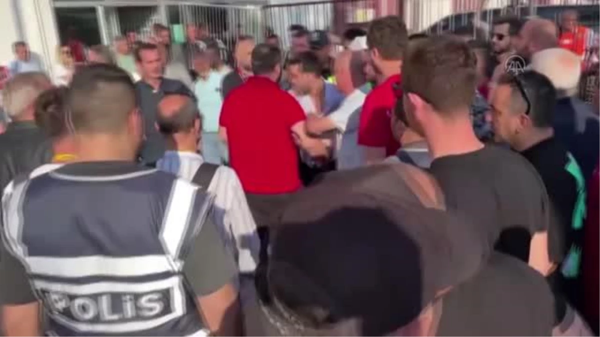 BALIKESİR/BURSA - Küme düşen Bursasporlu futbolculara taraftarlar tepki gösterdi