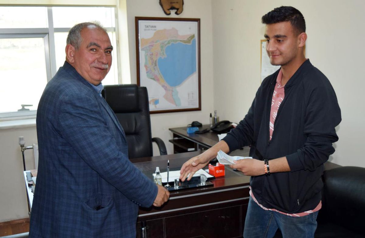 Bitlis\'te üniversite öğrencisinin bulduğu para sahibine teslim edildi