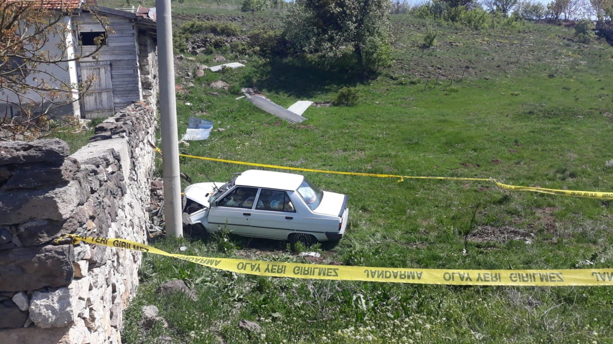 Çankırı\'da binanın duvarına çarpan otomobilin sürücüsü öldü, eşi yaralandı