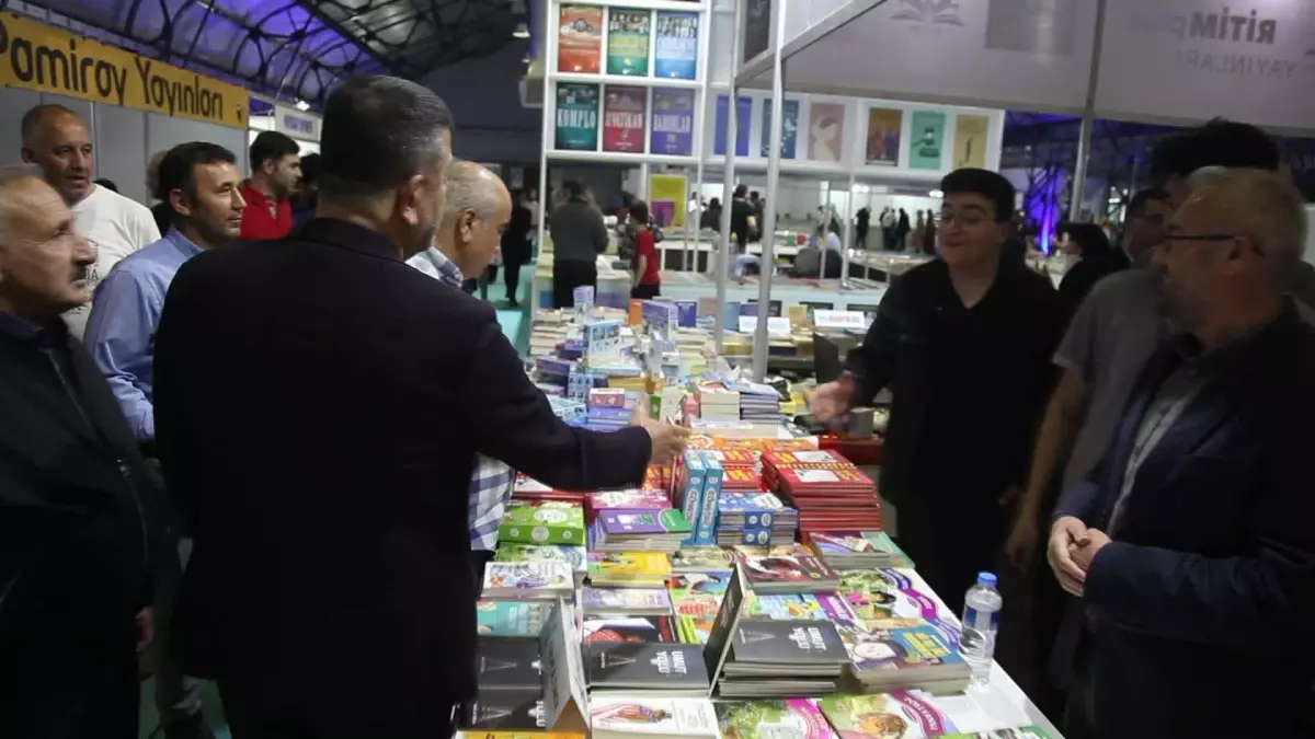 CHP'li Ağbaba, Malatya Anadolu Kitap Fuarını Ziyaret Etti: 'Ekonomik Kriz En Çok Kitabı Vuruyor'