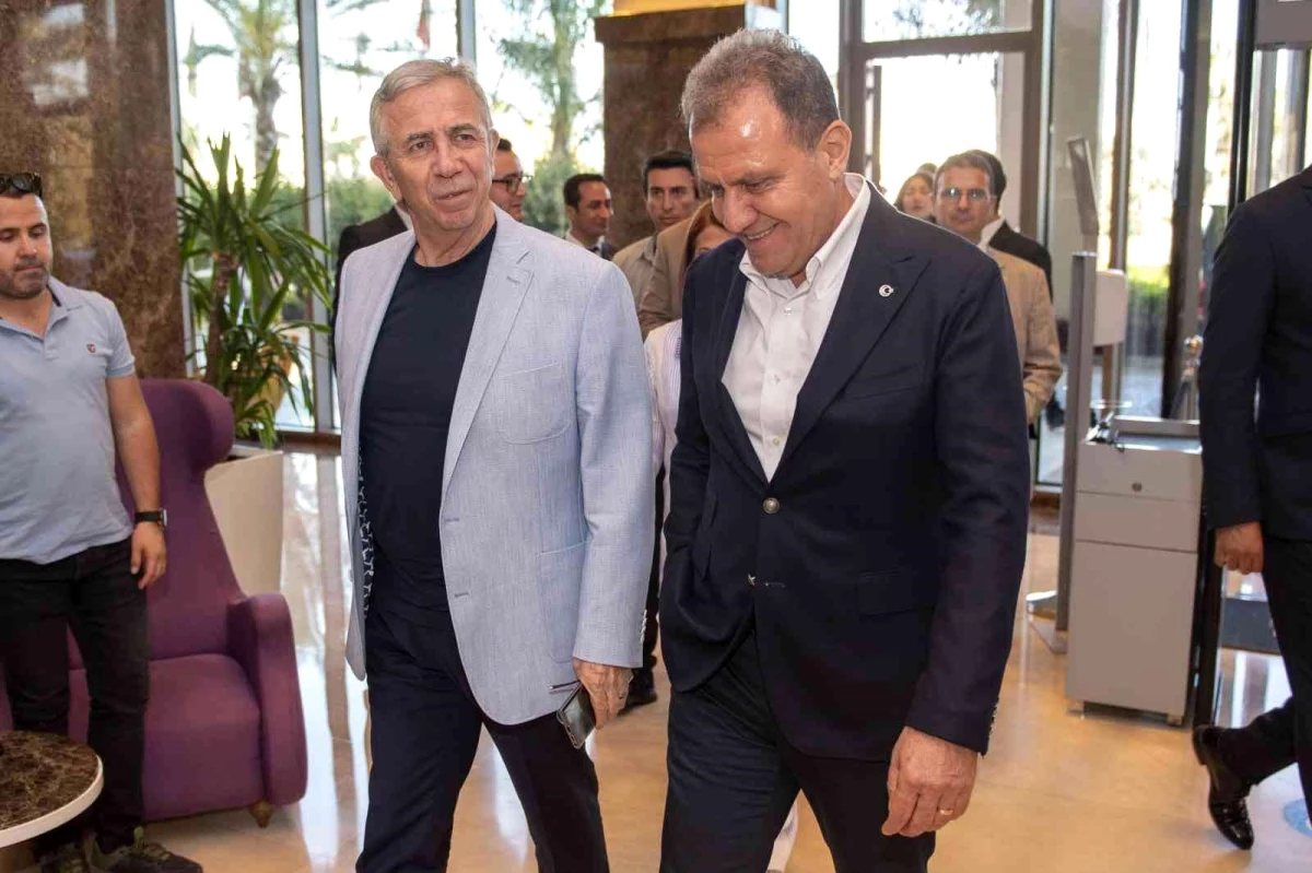 CHP\'li büyükşehir belediye başkanları Mersin\'de buluştu