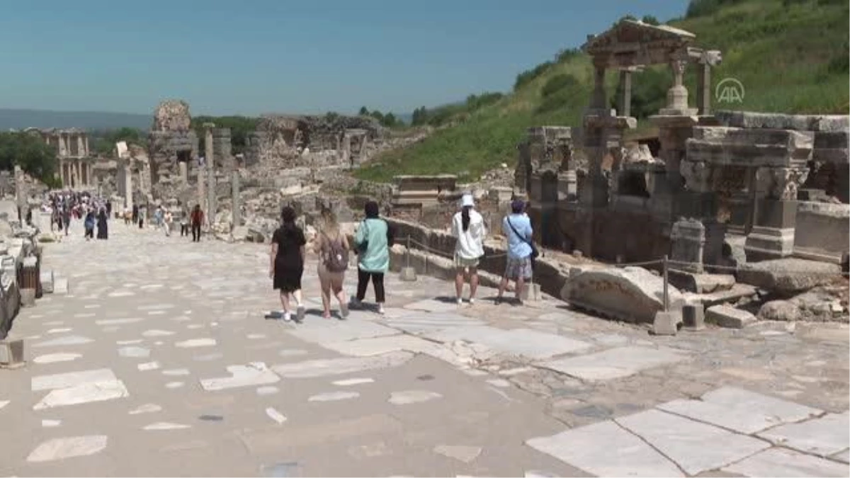 Efes Antik Kenti\'nde salgının izi "kruvaziyer" dalgasıyla siliniyor