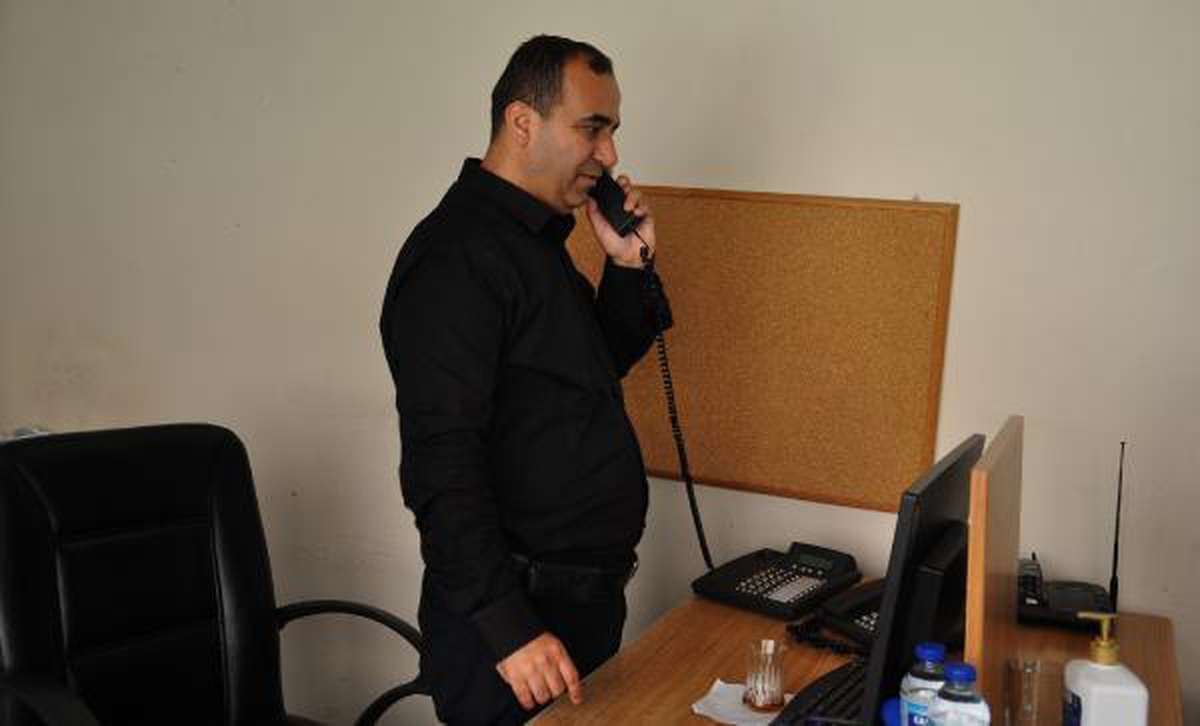 GÖRME ENGELLİ MEMUR, TÜM PERSONEL VE İLÇEDEKİ KURUMLARIN NUMARASINI EZBERE BİLİYOR