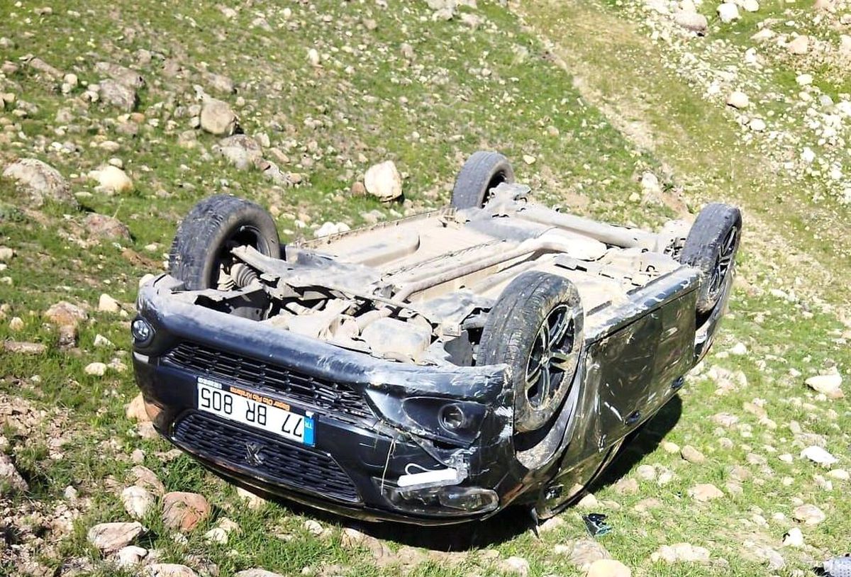 Son dakika haber: Horasan\'da otomobil uçuruma yuvarlandı, 6 yaralı
