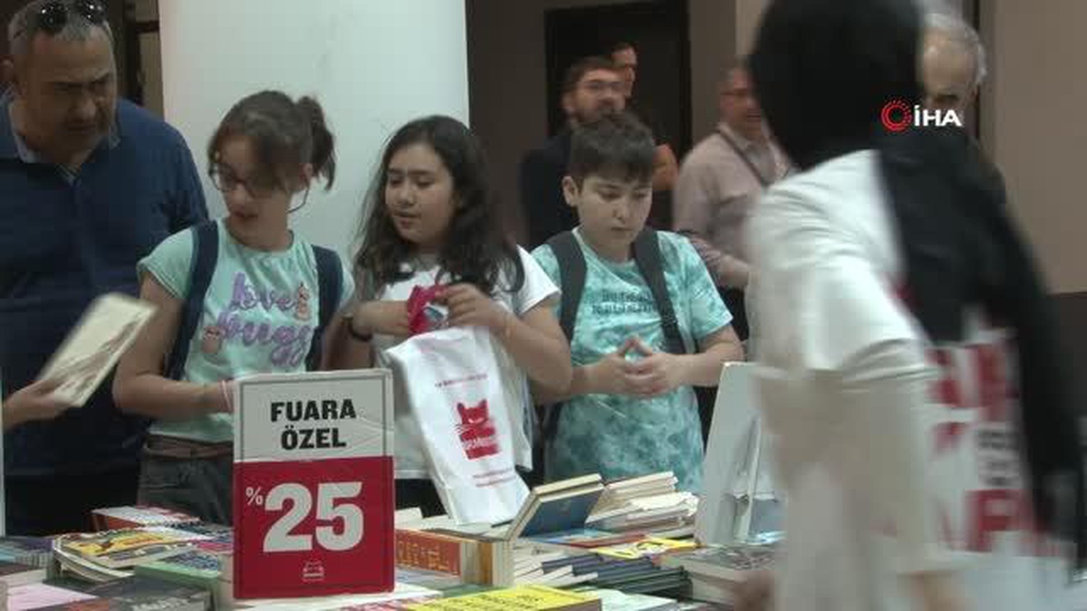 İki yılın ardından kapılarını açan kitap fuarına yoğun ilgi