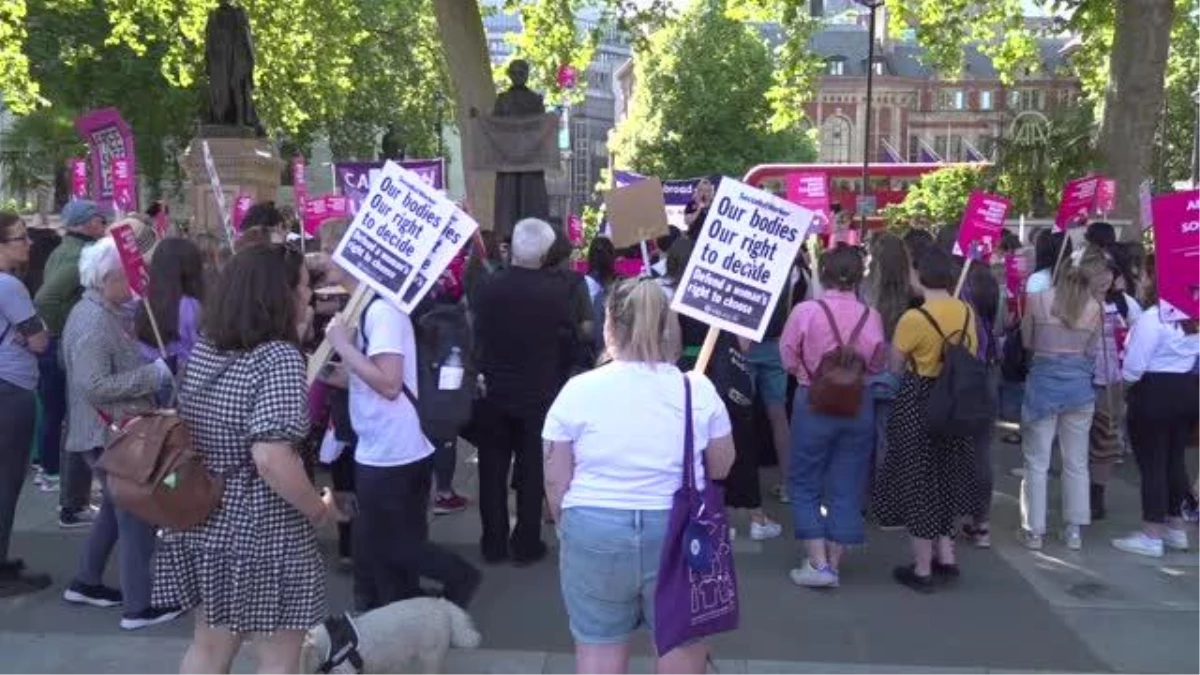 İngiltere\'de kadınlar ABD\'deki kürtaj yasasını protesto etti