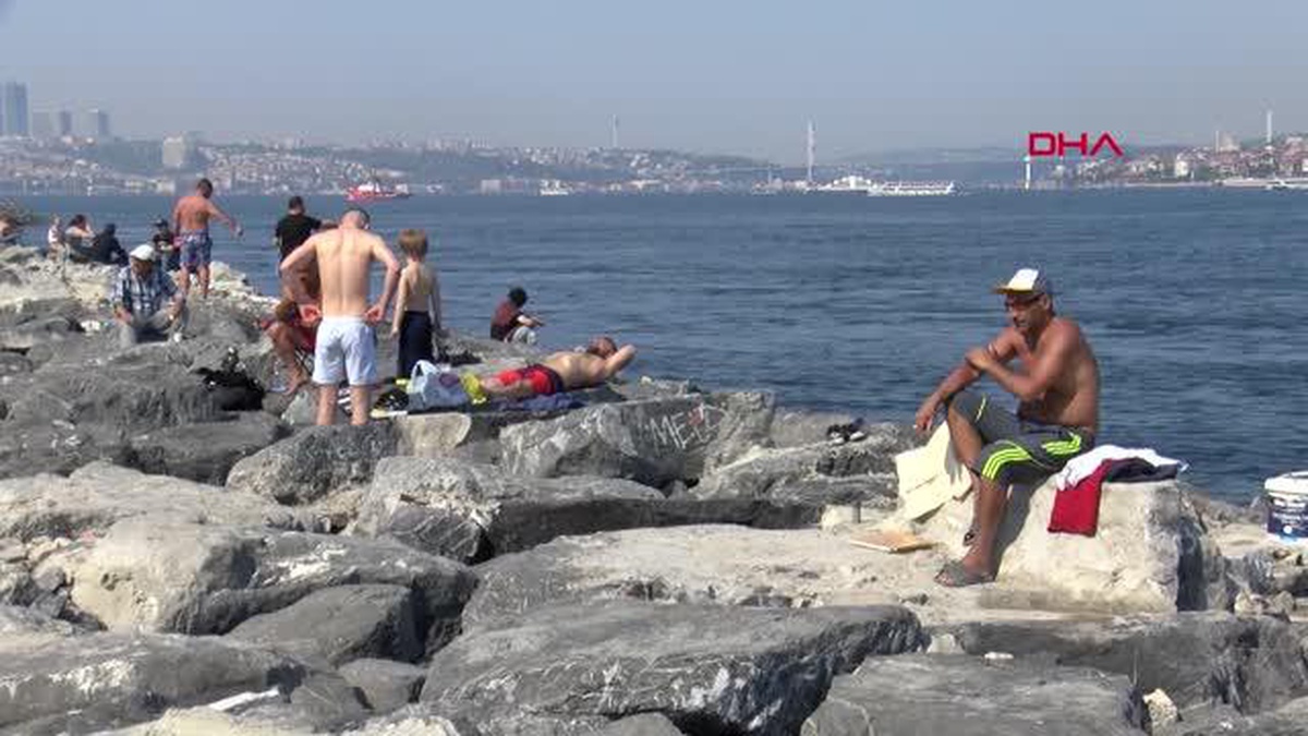 İSTANBULLULAR KENDİLERİNİ SAHİLE ATTI