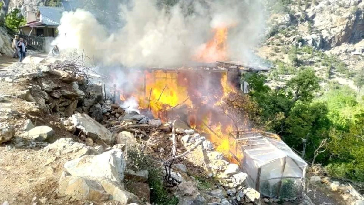 Karaman\'da çıkan yangında 4 kişilik ailenin yaşadığı ev kül oldu