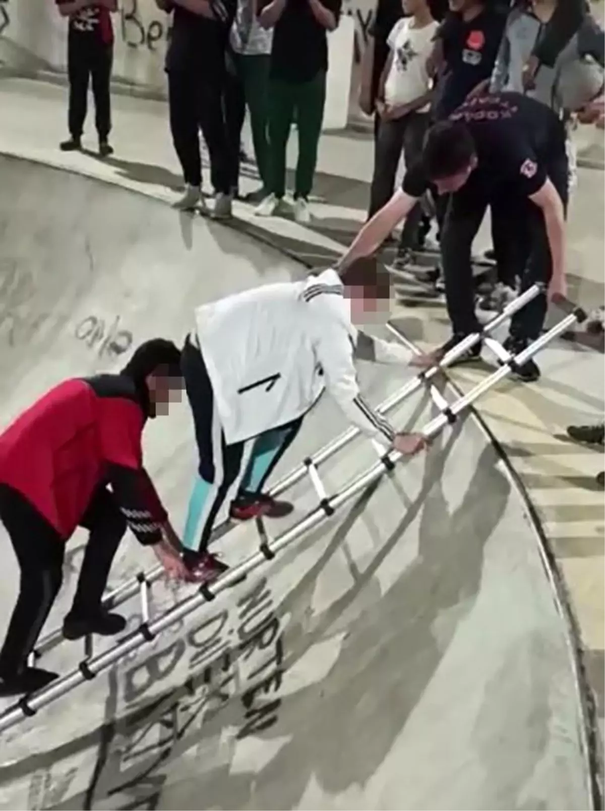 Son dakika haberleri: Kaykay pistinde mahsur kalan çocuğun yardımına itfaiye koştu