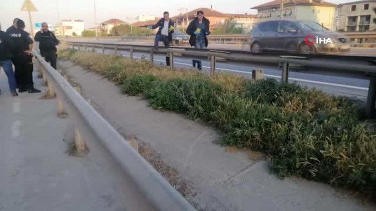 Kocaeli'de bir şahıs, üst geçitte yürürken silahla vuruldu