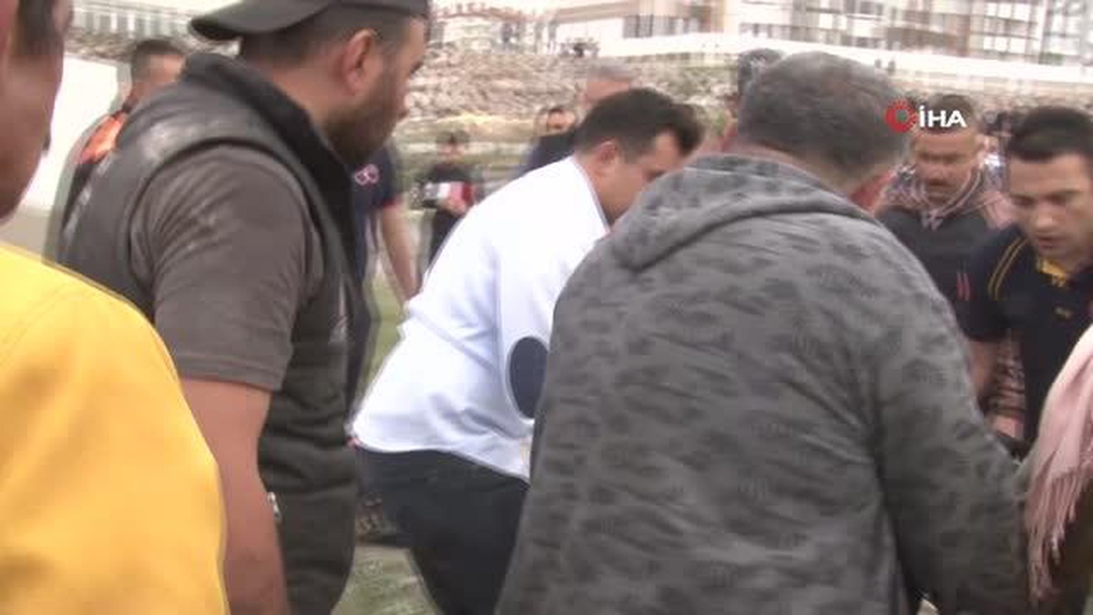 Kontrolden çıkan beton mikseri devrildi... Ekipler sıkışan sürücü için seferber oldu