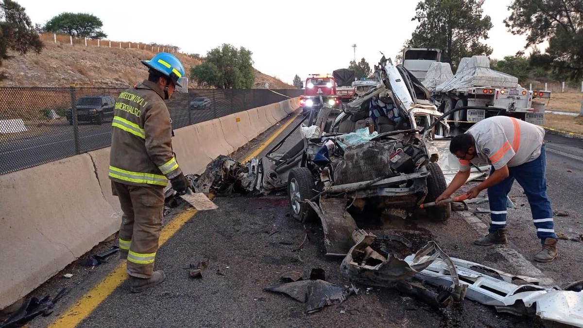 Meksika\'da mısır yüklü kamyonla çarpıştı: 2 ölü