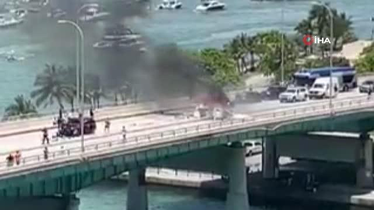Miami\'de uçak köprüye düştü: 2 yaralı