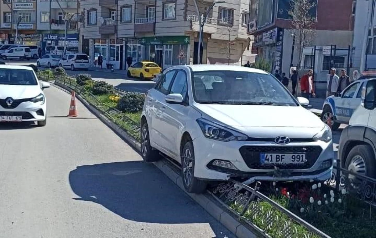 Orta refüje çıkarak kaza yapan yaşlı adam yaralandı