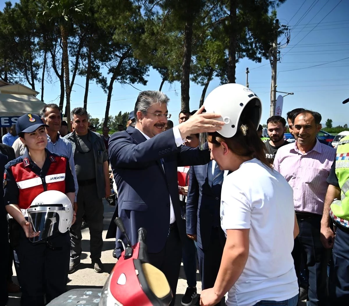 Osmaniye\'de motosiklet sürücülerine kask dağıtıldı