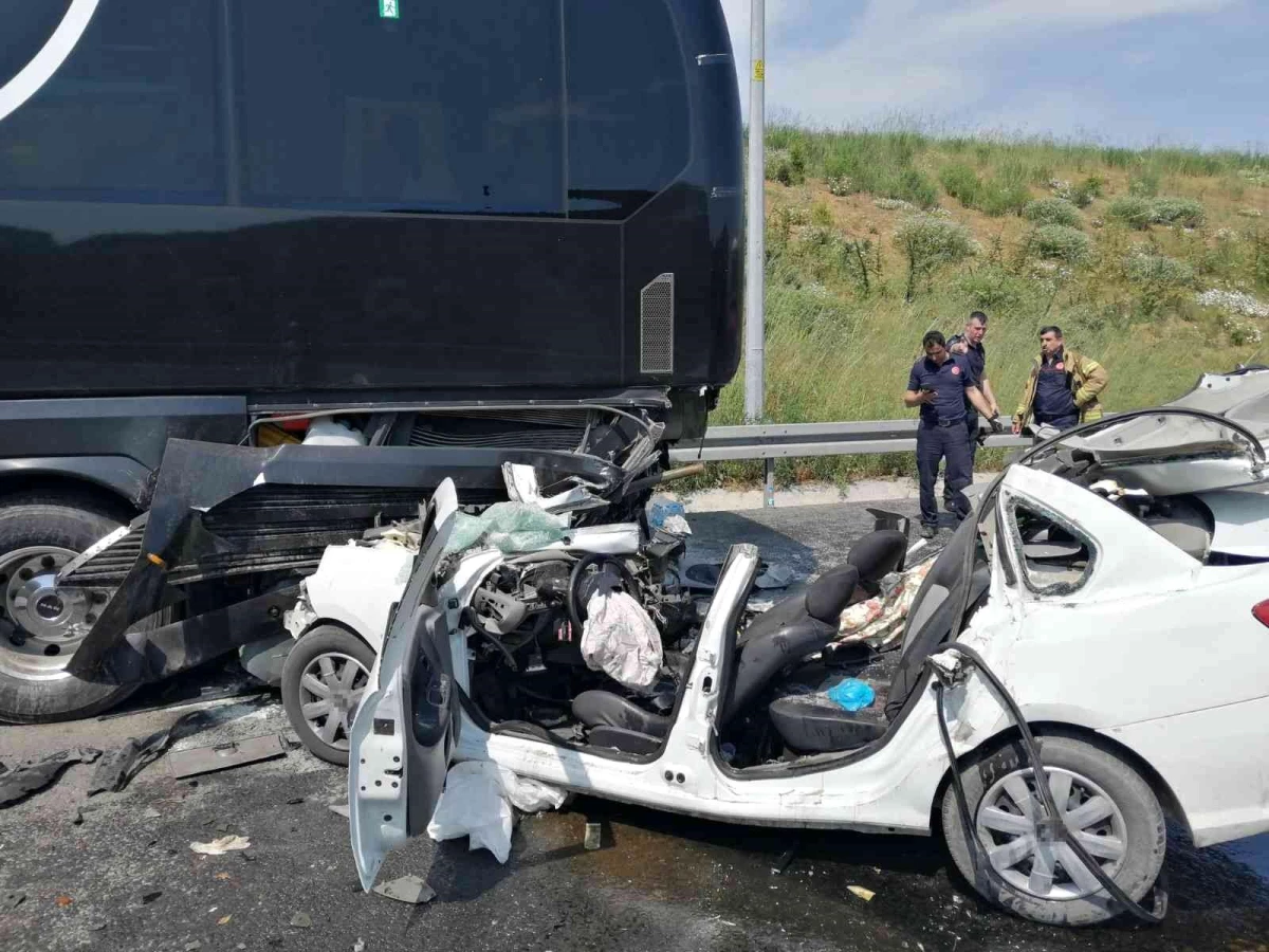 Kuzey Marmara Otoyolu\'nda feci kaza: Demir yığınına dönen otomobilde anne öldü, baba ve oğlu ağır yaralı