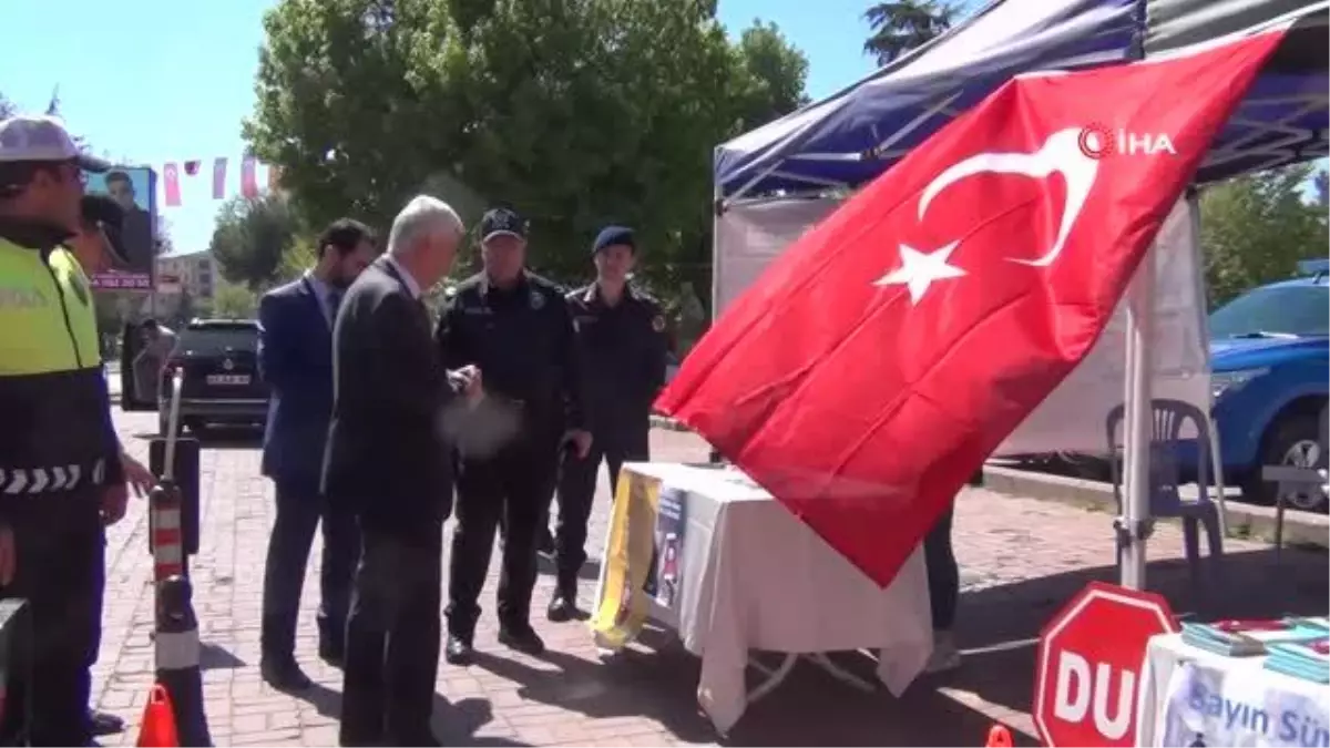 Son dakika haberleri... Polis ve jandarma ekipleri \'Daha güvenli trafik için stant\' açtı