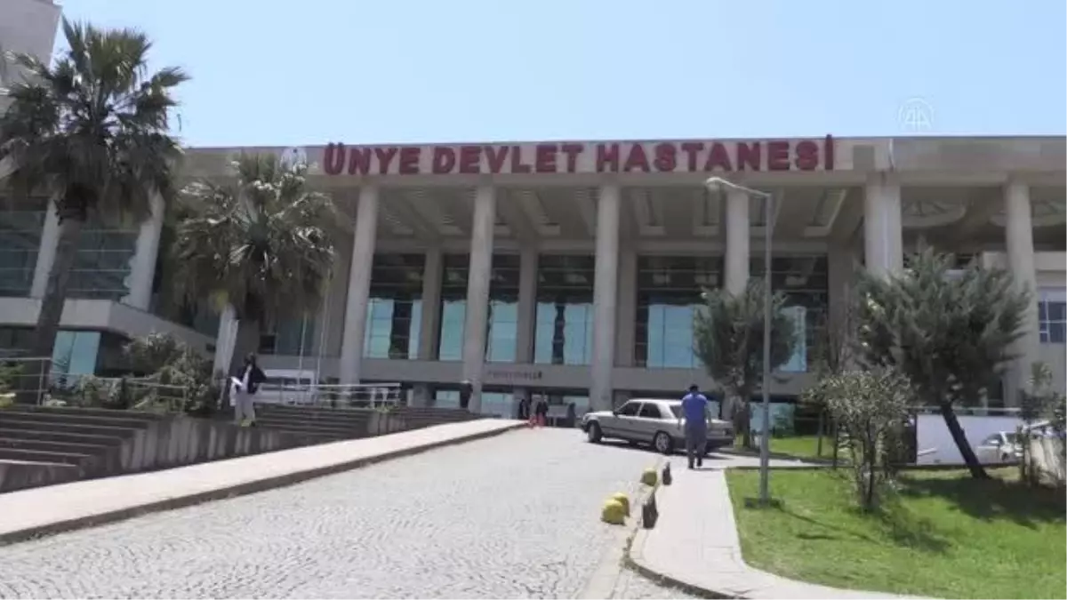 Sağlıkçılar yoğun bakımdaki hastanın 92. doğum gününü kutladı