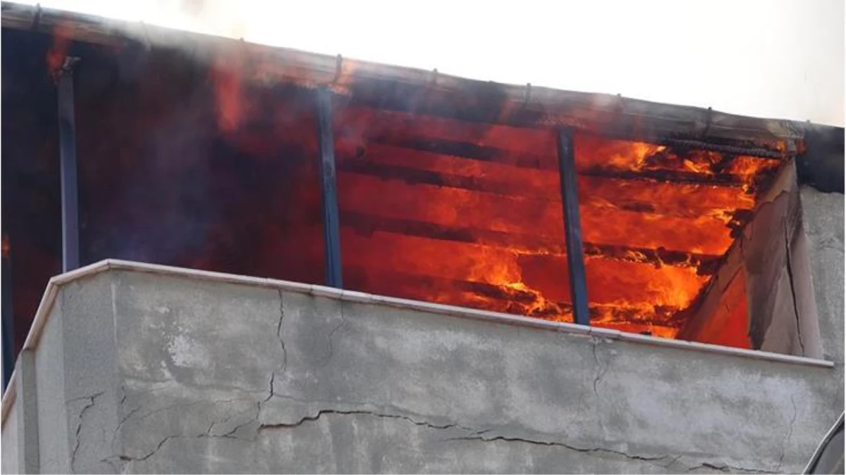 Samsun\'da binada çıkan yangın korkuttu! Uykuda olan çocuk son anda kurtarıldı