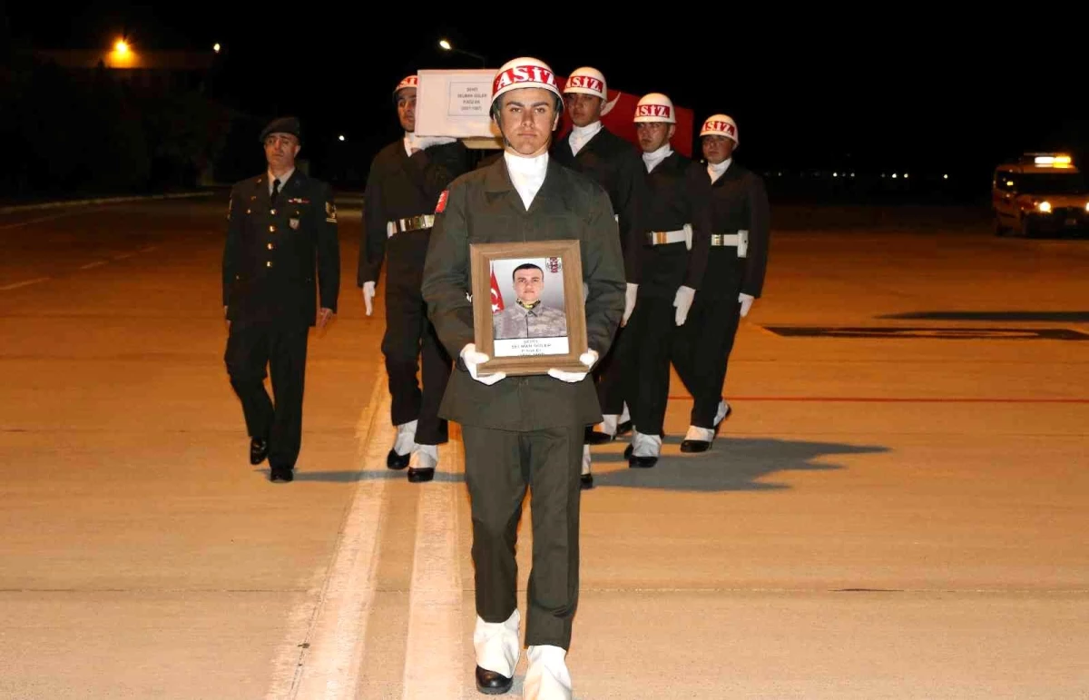 Şehit Güler için Erzincan\'da havalimanında uğurlama töreni düzenlendi
