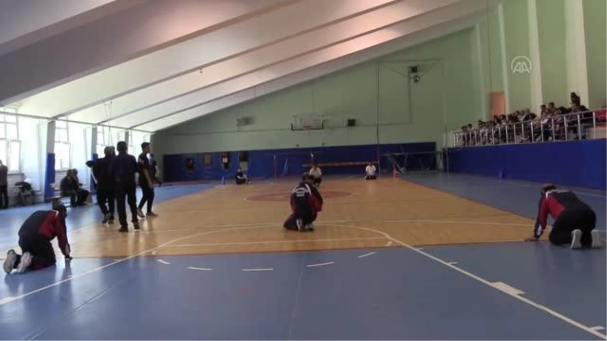 Üniversite öğrencileri görme engellilerle goalball oynadı