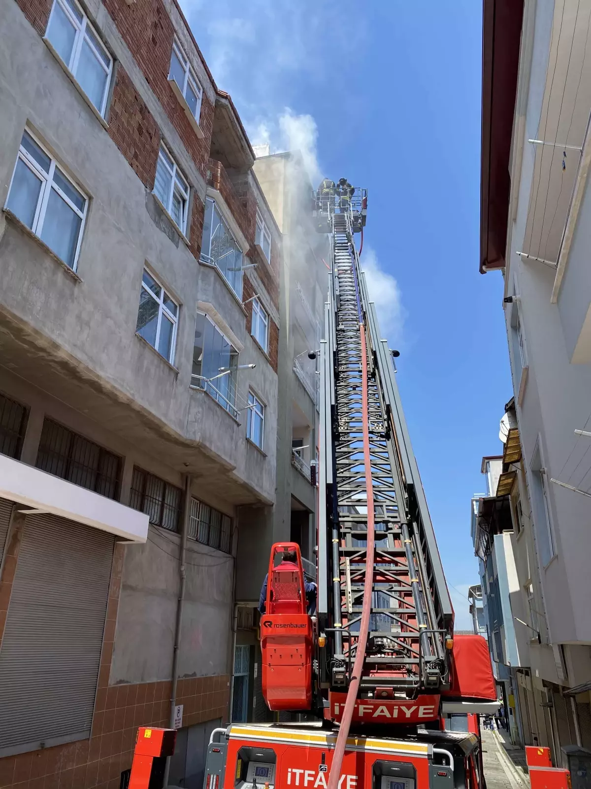 Son dakika... Yangın sırasında evinde uyuyan çocuğu vatandaşlar kurtardı