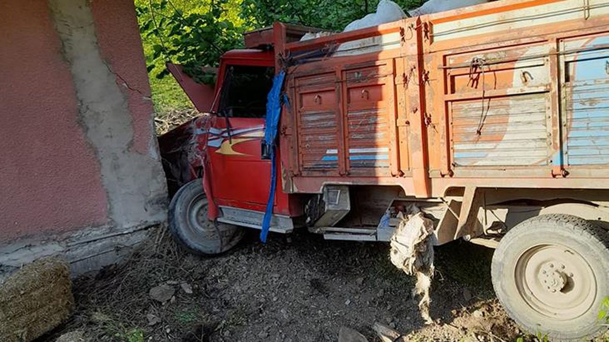 Zonguldak\'ta evinin önünde oturan adam kamyonetin altında kalarak feci şekilde hayatını kaybetti