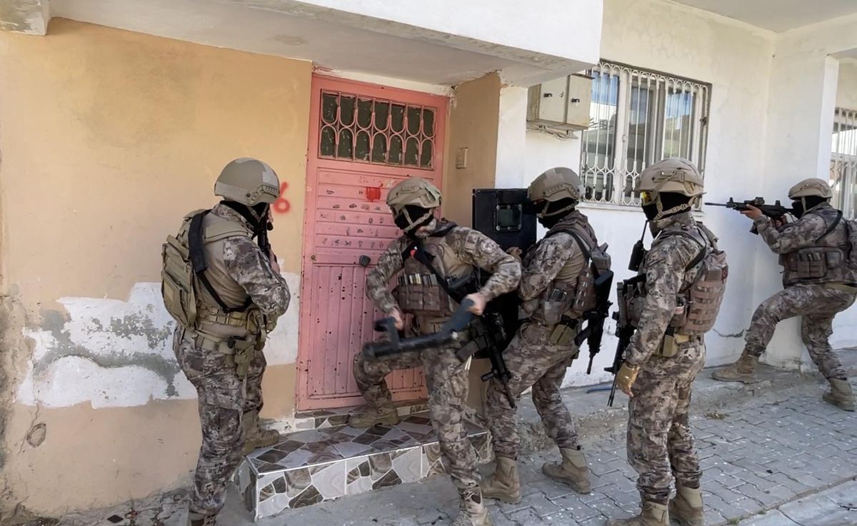 Son Dakika | Adıyaman\'da uyuşturucu operasyonunda yakalanan 4 şüpheliden 3\'ü tutuklandı
